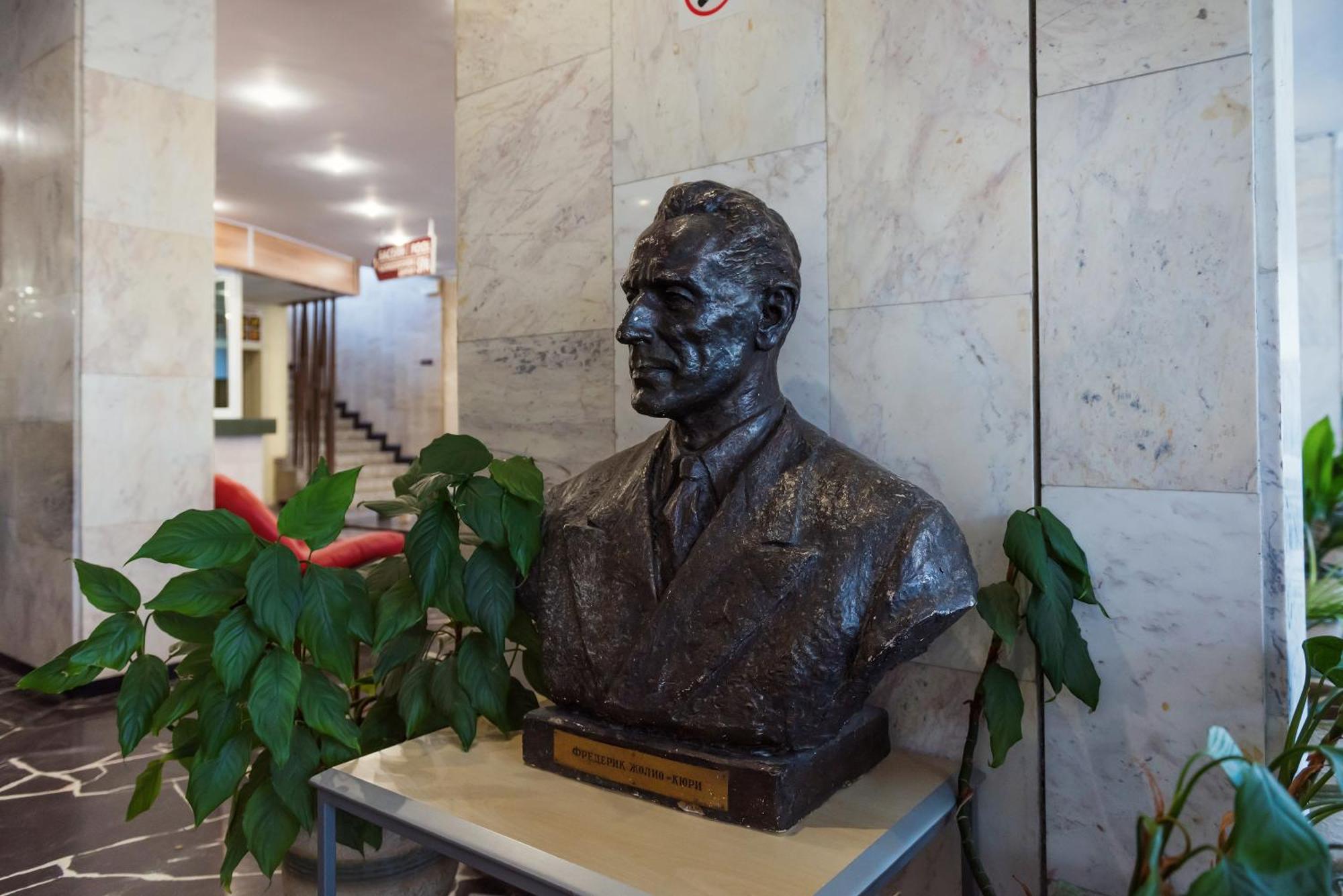 International Home Of Scientists Joliot Curie 산콘스탄틴앤헬레나 외부 사진